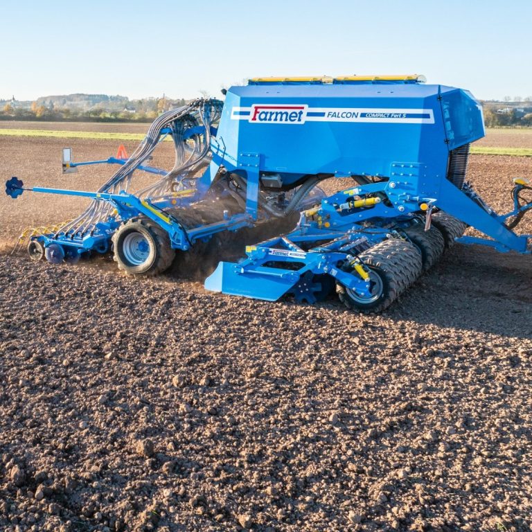 Farmet Falcon Compact — Semis avec fertilisation Farmet Falcon Compact au semis, trémie double chambre avec fertilisation localisée, largeurs 3 à 7,2 m