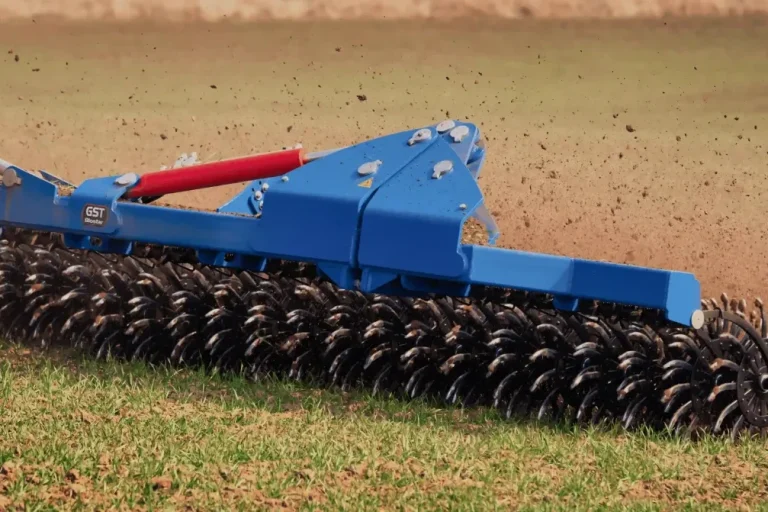 Vue détaillée du châssis robuste en acier haute résistance de la houe rotative GST Biostar en position repliée.