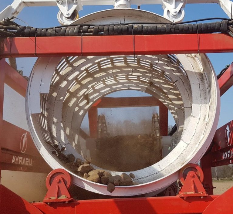 Vue du tambour rotatif Husarya qui filtre la terre pour ne ramasser que les pierres sans exporter la couche arable.