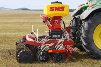 Machine de régénération de prairies rouge SMS Agro avec trémie jaune, conçue pour relancer immédiatement le potentiel de rendement de vos pa