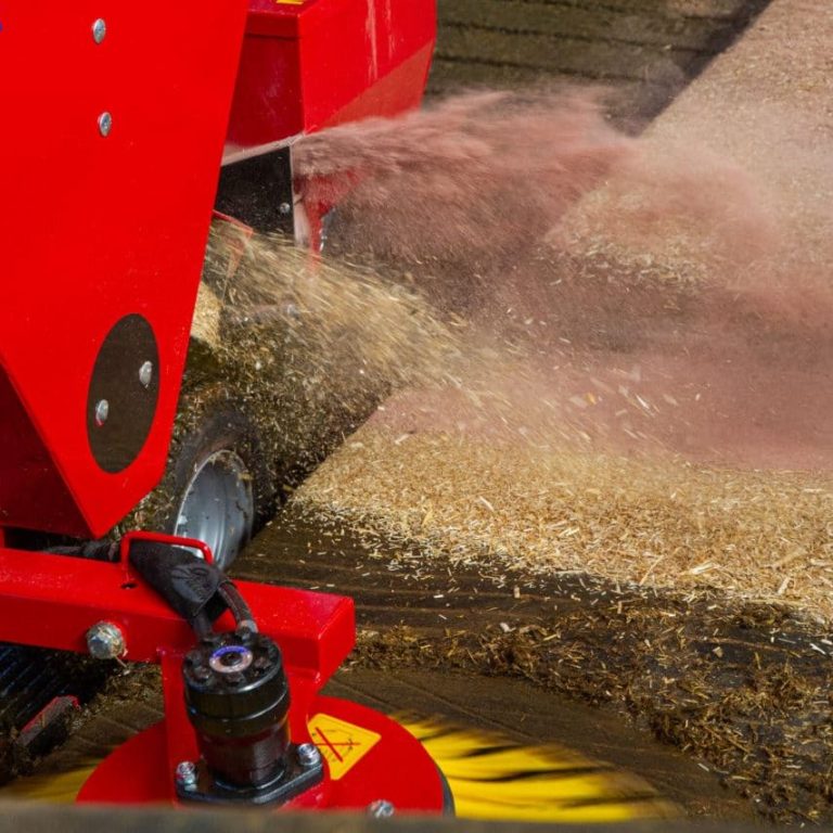 Epandage de litiere fluide Bobman Gros plan sur le système d'épandage d'une machine Bobman pour répartir la litière de manière fluide et sans perte dans le bâtiment.