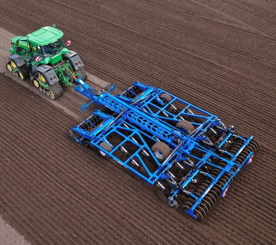 Déchaumeur robuste bleu Landstal APB Skimmer réalisant un mélange intensif des résidus en un seul passage.