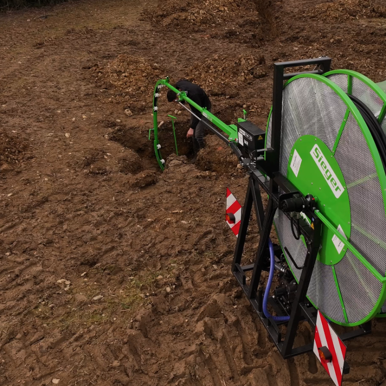 Déboucheuse de drains Sieger Drainjet WR en pleine action au champ, alliant performance de nettoyage et simplicité.