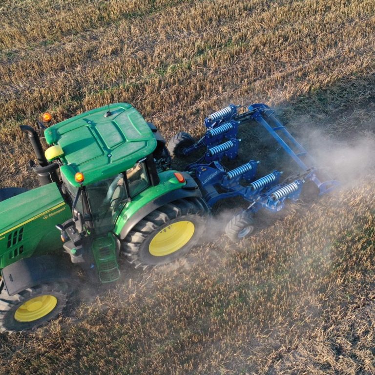 Passage d'un décompacteur Landstal GZ pour aérer le sol et relancer le drainage naturel.