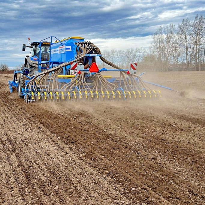 Farmet Falcon Compact — Format compatible tracteurs moyens Farmet Falcon Compact 6 m attelé sur tracteur 110 à 280 ch, débit 3 à 11,3 ha/h