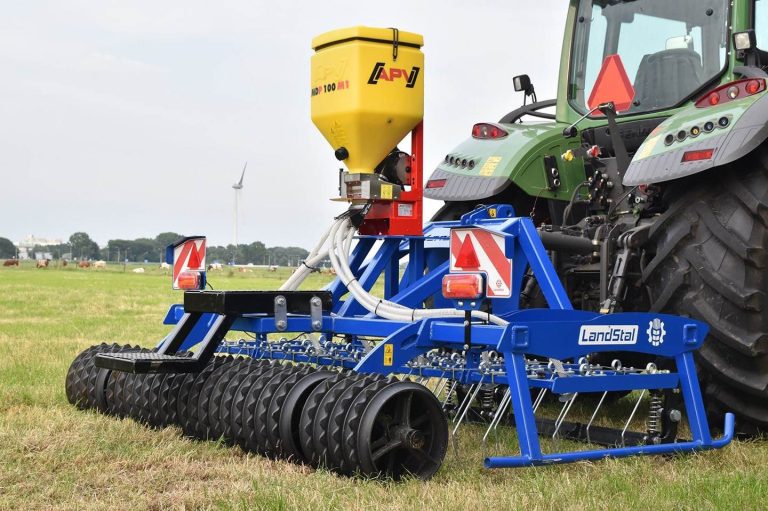 Outil d'entretien des prairies bleu Landstal équipé d'un semoir pour regarnir les zones dégradées et redonner de la valeur alimentaire aux s