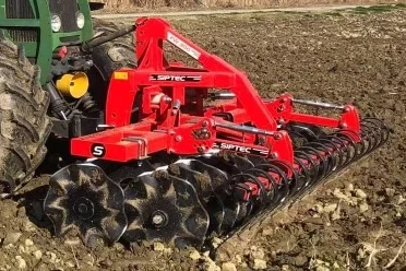 Outil frontal rouge Siptec équipé de disques, assurant un pré-émiettement optimal sur les terres labourées.