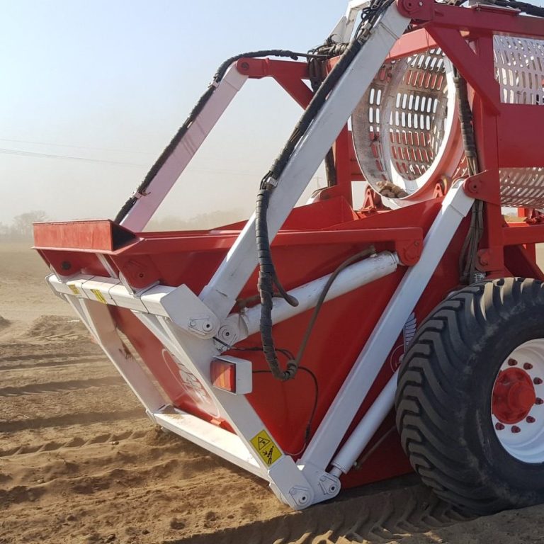 La ramasseuse Husarya vidant son conteneur de 3 m³ à une hauteur de 2,5 mètres pour faciliter le déchargement dans les remorques.