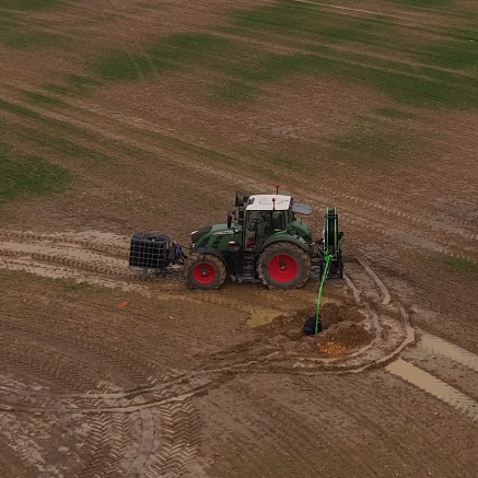 Tracteur au travail avec la Drainjet WR, équipée d'un système intelligent pour la gestion automatique des blocages dans les drains.