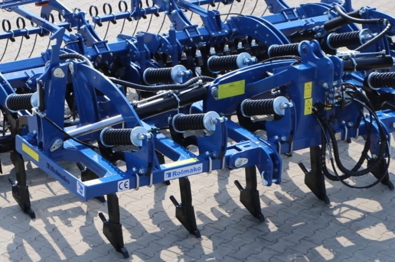 Décompacteur agricole bleu Rolmako avec rouleau arrière, conçu pour redonner de la porosité aux terres asphyxiées.
