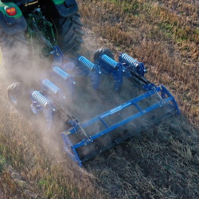 Vue aérienne d'un décompacteur Landstal réalisant une restructuration profonde de la semelle de labour.