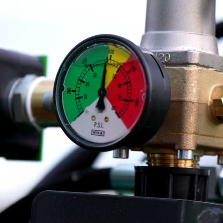 Manomètre de pression lisible et indicateurs visuels simples sur la Drainjet HS pour une utilisation sans casse-tête.