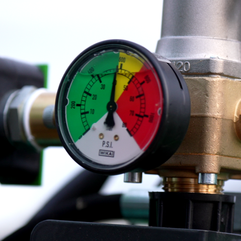 Manomètre de pression lisible et indicateurs visuels simples sur la Drainjet WR pour une utilisation sans casse-tête.