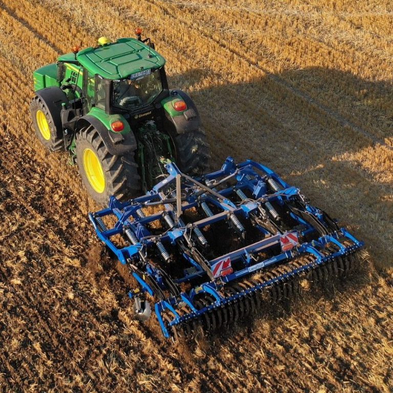Déchaumeur robuste bleu Landstal APB Skimmer réalisant un mélange intensif des résidus en un seul passage.
