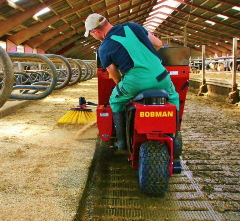 Machine a litiere maniable Bobman Vue arrière d'une machine d'élevage Bobman démontrant sa maniabilité exceptionnelle pour nettoyer les couloirs les plus étroits.