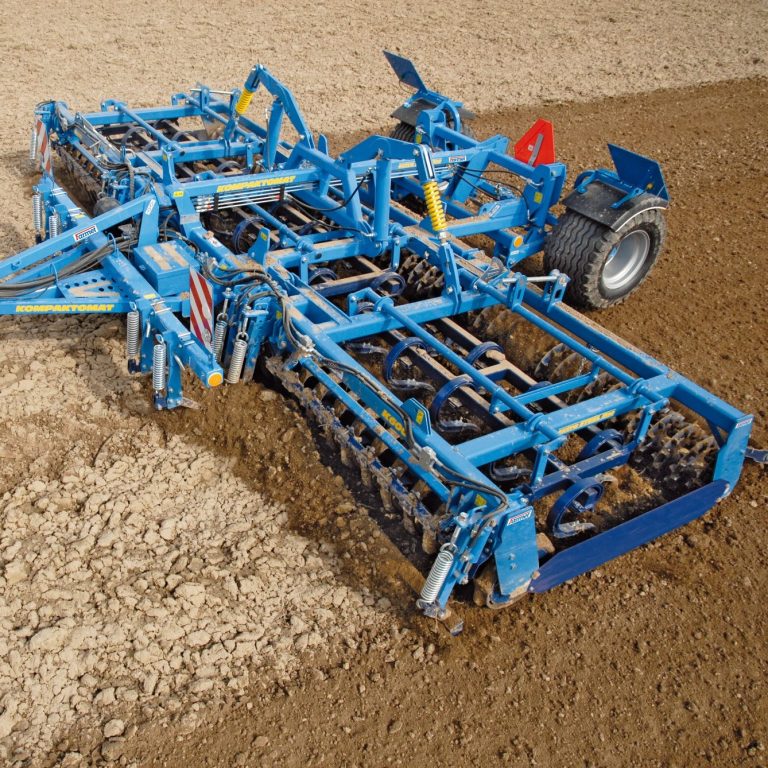 Farmet Kompaktomat — Combiné multi-organes Combiné de préparation du lit de semence Farmet Kompaktomat, 9 opérations en un seul passage après labour