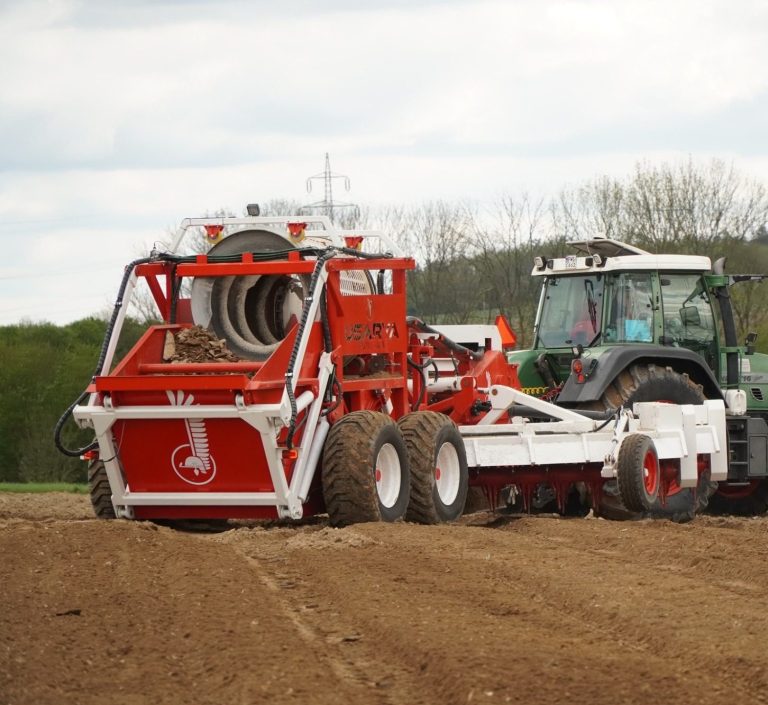 Machine Husarya au travail garantissant des pierres propres, prêtes à être valorisées directement après le ramassage.