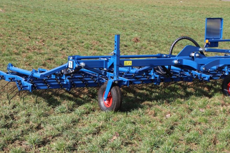 Outil de désherbage mécanique bleu Rolmako type herse étrille, conçu pour dynamiser la culture.