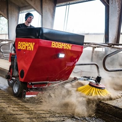 Brosse rotative entretien logettes Bobman Nettoyeur Bobman en plein travail de préparation des logettes, remplaçant la corvée manuelle en un seul passage.