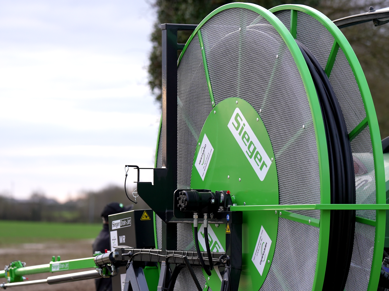 Gros plan sur le grand enrouleur vert de la déboucheuse de drains Sieger Drainjet WR, le modèle référence de la gamme.