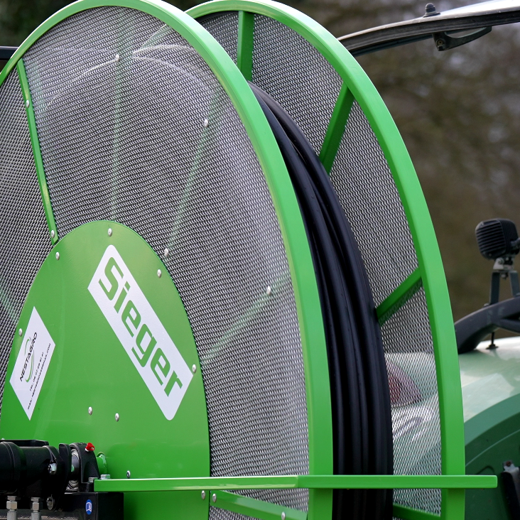 Grand enrouleur de la déboucheuse agricole Sieger offrant jusqu'à 500 mètres de tuyau pour une portée optimale du curage.