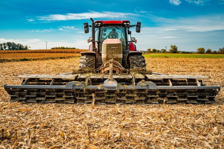 Très large outil frontal Mandam attelé au tracteur pour préparer le sol sur une grande largeur de travail.