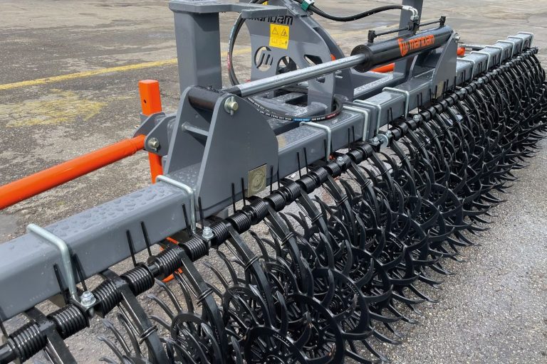 Vue de près d'une houe rotative Mandam grise, une réponse agronomique mécanique pour nettoyer vos parcelles.