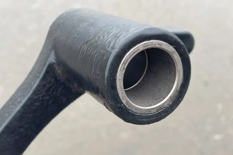 Gros plan sur les bagues et composants sans entretien garantissant la fiabilité et la longue durée de vie de l'outil de désherbage.