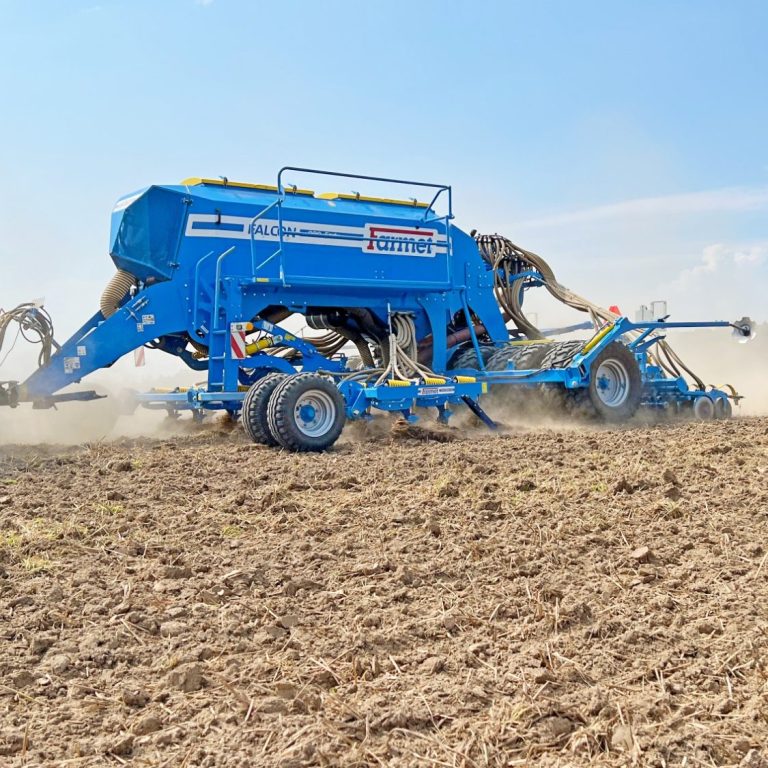 Farmet Falcon PRO — Semis modulaire grand chantier Farmet Falcon PRO en semis direct sur couvert, trémie jusqu'à 8 000 L, 4 cultures en un passage
