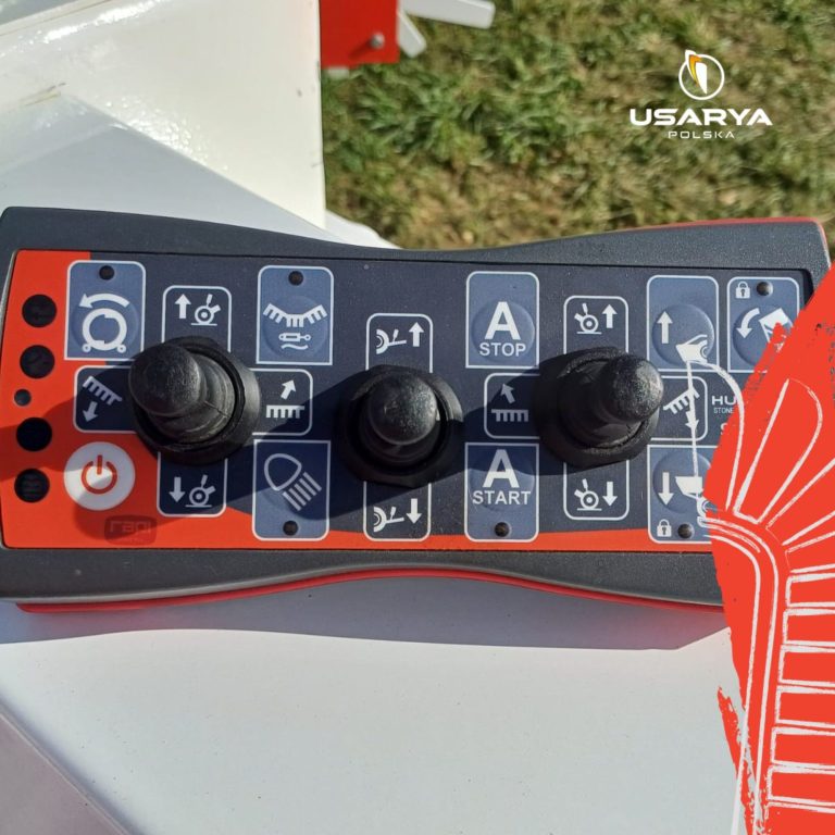 Boîtier de commande en cabine permettant de piloter et surveiller tous les paramètres de travail de la ramasseuse en temps réel.