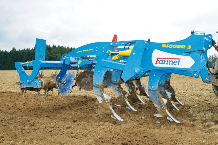 Décompacteur bleu Farmet au travail dans un champ pour ameublir la terre en profondeur.