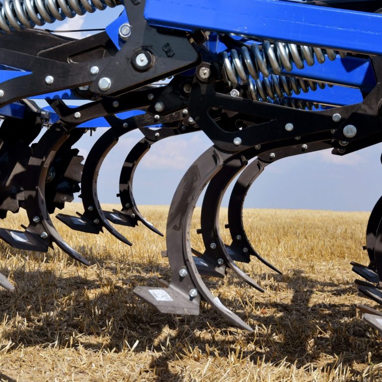 Zoom sur les dents à grand dégagement du Landstal APB Skimmer pour un travail sans bourrage.