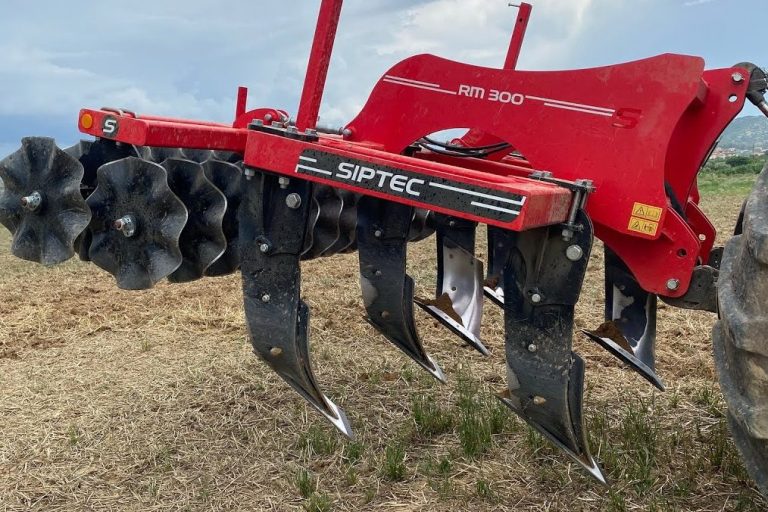 Décompacteur rouge Siptec à dents profondes crochues et disques de nivellement.