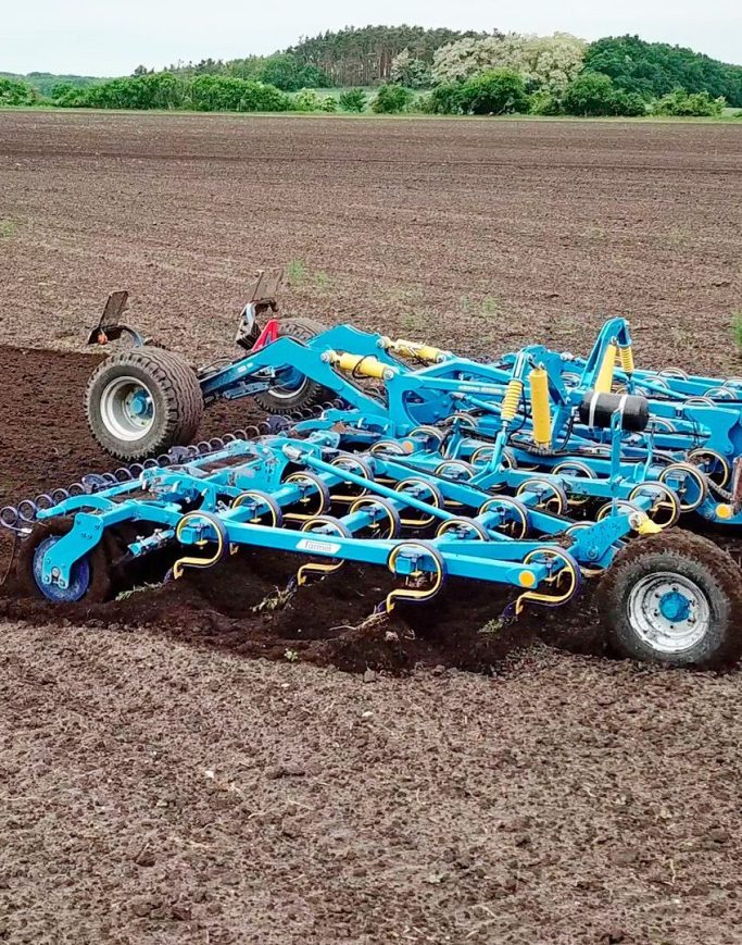 Cultivateur superficiel Farmet Hurricane pour désherbage plein largeur en systèmes TCS Farmet Hurricane — Cultivateur superficiel TCS
