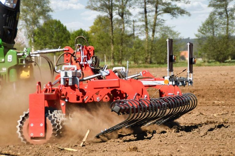Rouleau frontal rouge Guttler en pleine action pour cisailler les couverts végétaux et rentabiliser le passage.