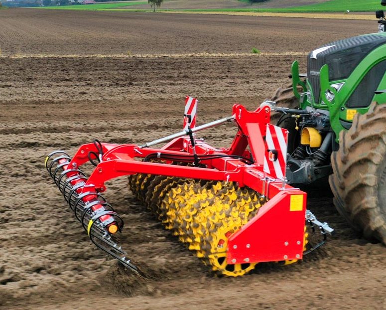 Tasse-avant rouge GUTTLER avec rouleau à pointes pour un rappuyage actif et un lit de semence idéal.
