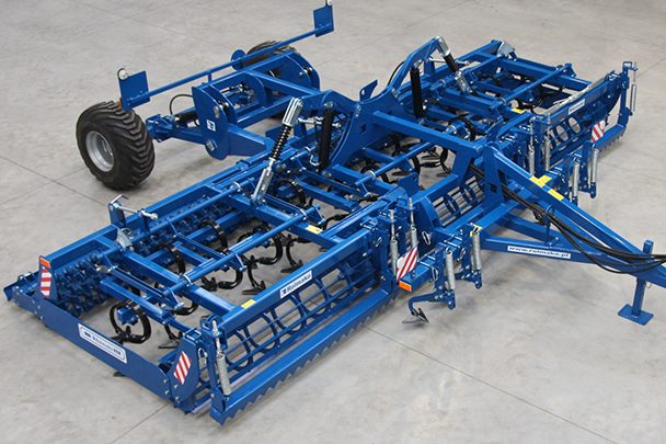 Vibroculteur bleu Rolmako, l'outil idéal pour les reprises d'automne et la préparation fine du sol.