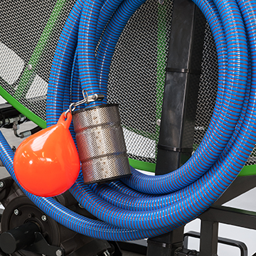 Tuyaux d'aspiration d'eau bleus de la déboucheuse Drainjet WR permettant une alimentation aisée depuis un fossé ou une cuve.