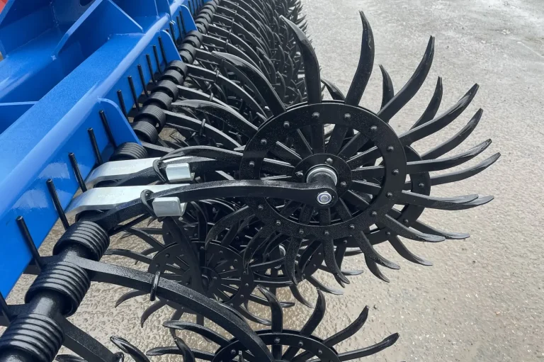 Système de réglage et de pression de la houe rotative pour s'adapter parfaitement aux différents types de sols et de reliefs.