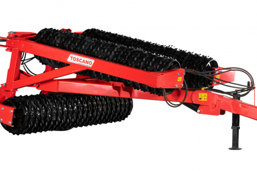 Détail d'un rouleau agricole rouge Toscano avec anneaux lourds, l'étape décisive pour casser les mottes.