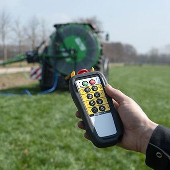 Télécommande intuitive sans fil permettant à l'opérateur de piloter l'avancement de la déboucheuse Drainjet WR à distance.