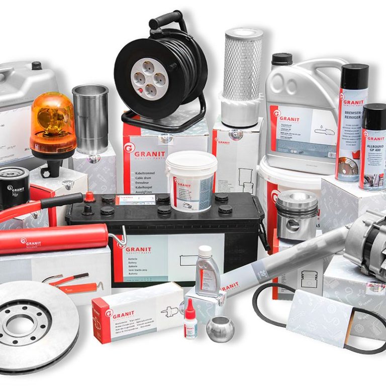 Assortiment de pièces de maintenance pour tracteurs et machines agricoles comprenant filtres, batterie, huiles, phares et pièces d'origine.