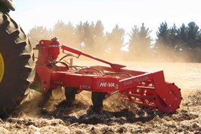 Décompacteur rouge He-Va en pleine action pour fissurer l'horizon profond sans bouleverser la surface du sol.