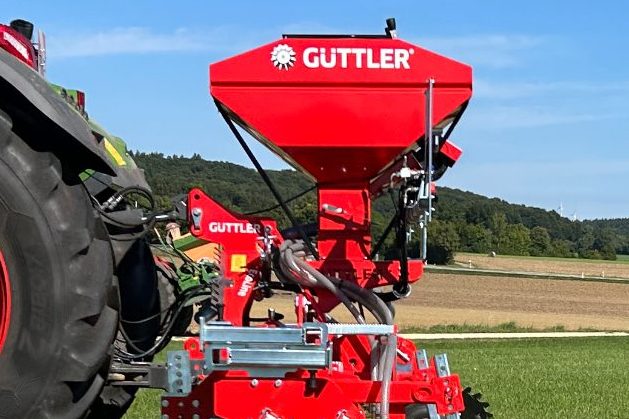 Distributeur pneumatique rouge Guttler pour l'implantation de couverts végétaux directement lors du passage d'outil.