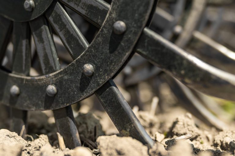 Détail des roues rotatives équipées de pointes en forme de cuillères assurant une compatibilité maximale avec toutes les cultures.