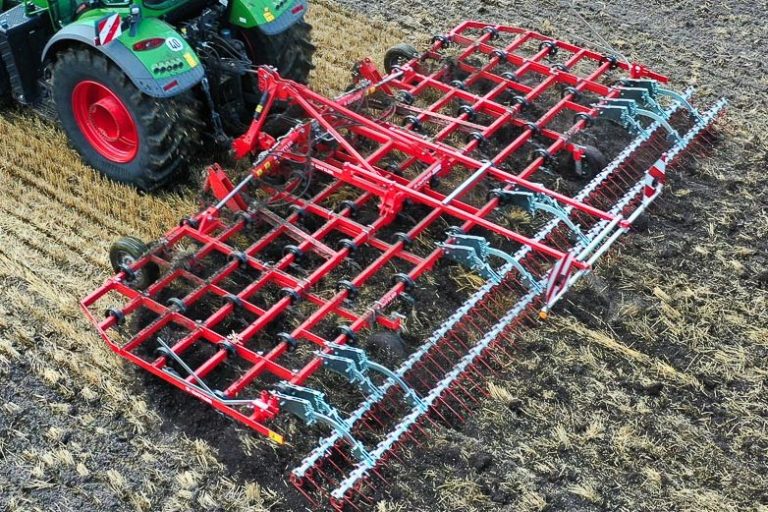 Détail d'un vibroculteur Guttler au champ, conçu pour réchauffer le sol avant le semis.