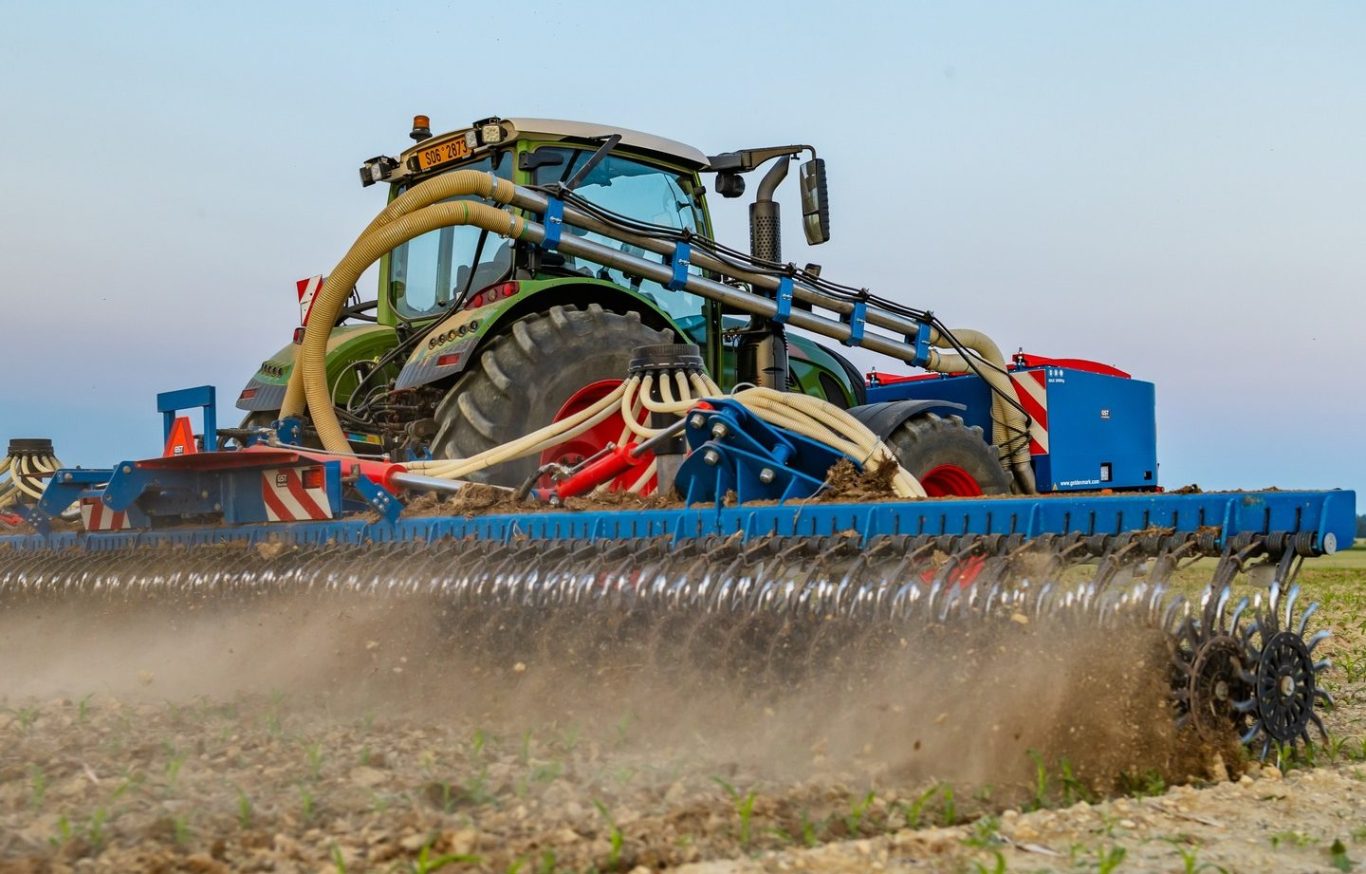 Tracteur Fendt tirant une houe rotative bleue GST Biostar à haute vitesse pour un désherbage mécanique radical et efficace.