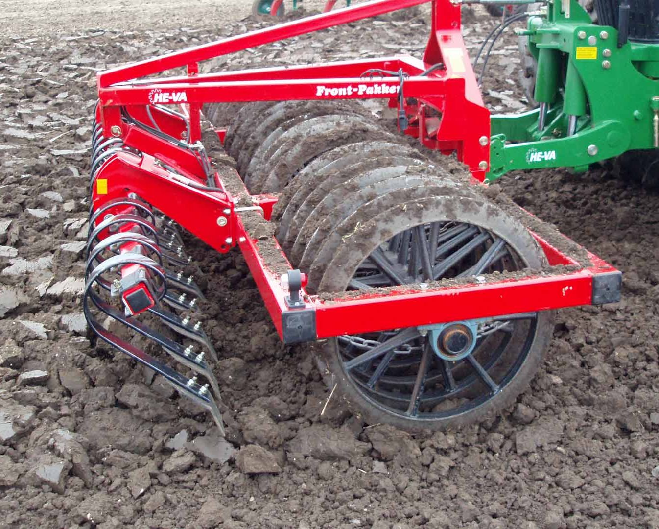 Tasse-avant He-Va à anneaux lourds assurant un nivellement et un pré-émiettage optimal avant le passage du tracteur.