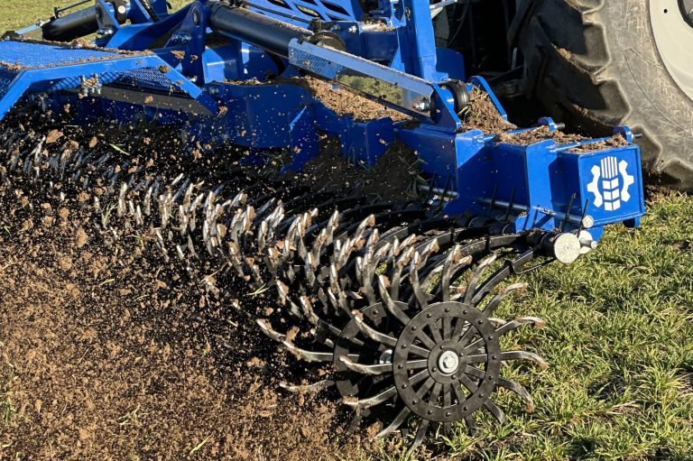 Détail des roues à pointes d'une houe rotative bleue Landstal en pleine action, la solution pour briser la croûte de battance.
