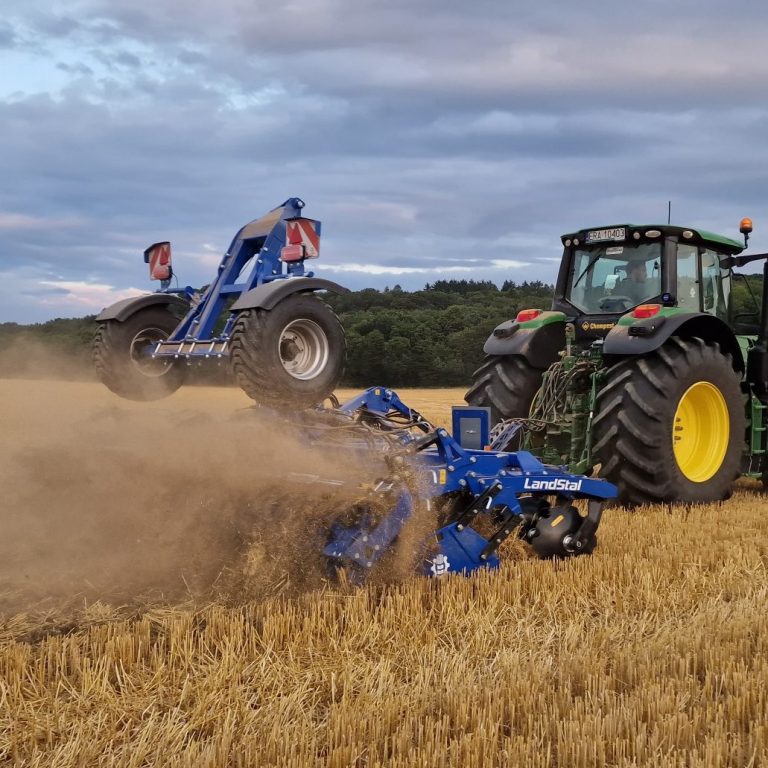 Tracteur attelé à un Landstal BTH en action pour la gestion des résidus et des repousses.